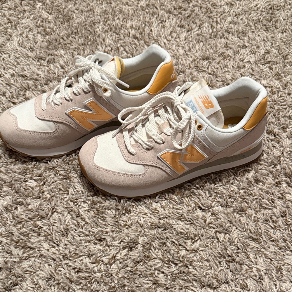 New Balance Women's Beige and White Sneakers never worn - Picture 4 of 4